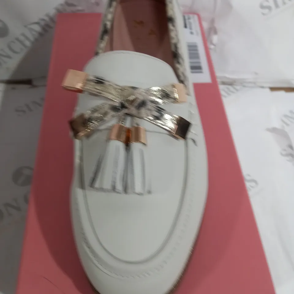 PAIR OF MODA IN PELLE ENLEENA OFF WHITE LEATHER SIZE 6,5