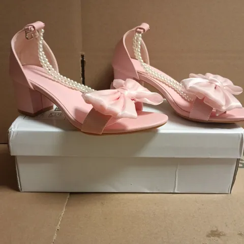 BOXED PAIR OF UNBRANDED OPEN TOE BLOCK HEEL SANDALS IN PINK W. BOW DETAIL SIZE EU 35