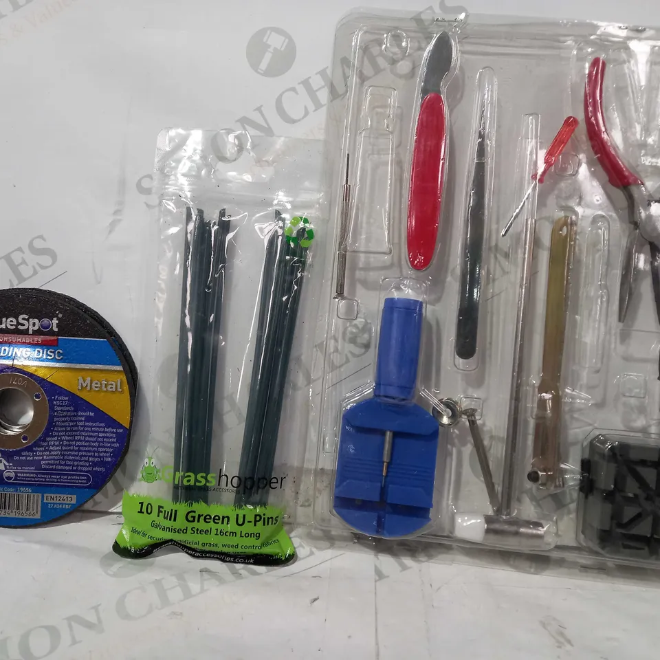 BOX OF APPROXIMATELY 5 ASSORTED HOUSEHOLD ITEMS TO INCLUDE SMALL TOOL SET, BLUE SPOT GRINDING DISC, GRASS HOPPER SET OF U-PINS, ETC