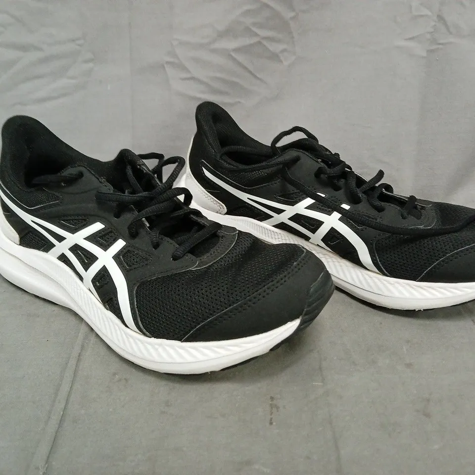 BOXED PAIR OF UNBRANDED SHOES IN BLACK/WHITE SIZE 7