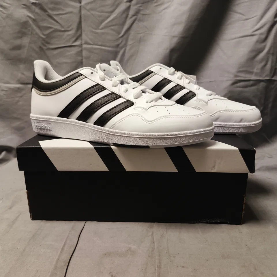 BOXED PAIR OF ADIDAS HOOPS 4.0 SHOES IN WHITE/BLACK SIZE UK 10