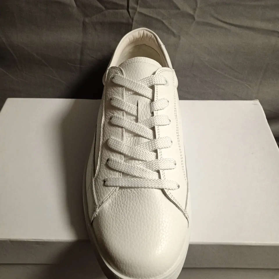  BOXED PAIR OF JUDE LLOW WHITE LEATHER TRAINERS – UK SIZE 9