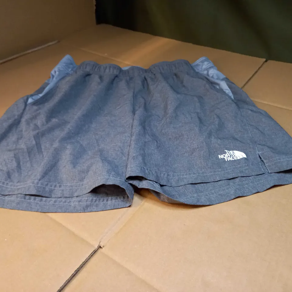 THE NORTH FACE GREY FITNESS SHORTS - LARGE