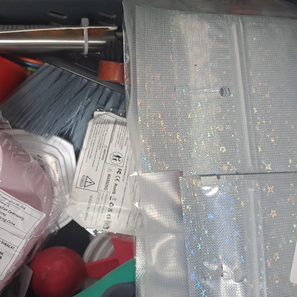 APPROXIMATELY 10 ASSORTED HOUSEHOLD ITEMS TO INCLUDE GEL AIR-FRESHENER, MICROFIBRE CLOTHS, ETC