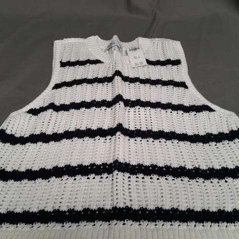 HOLLISTER KNITTED BODY WARMER - LARGE