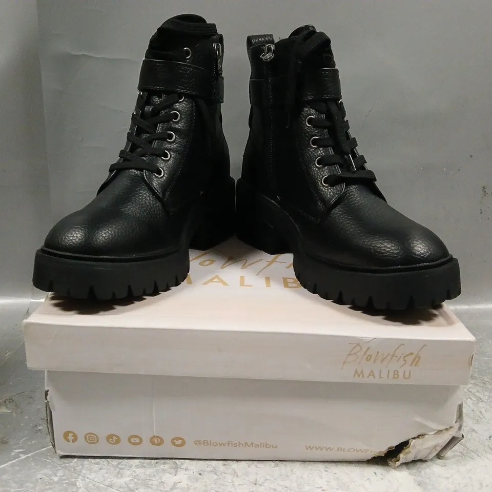 BOXED PAIR OF BLOWFISH MALIBU ANKLE BOOTS IN BLACK SIZE UK 6