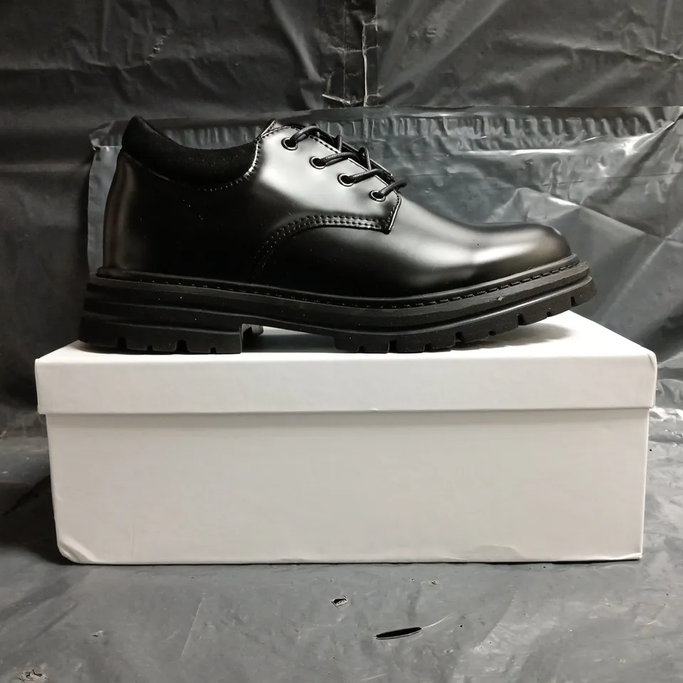 BOXED PAIR OF CONZURI CHUNKY SHOES IN BLACK SIZE UK 9                                        