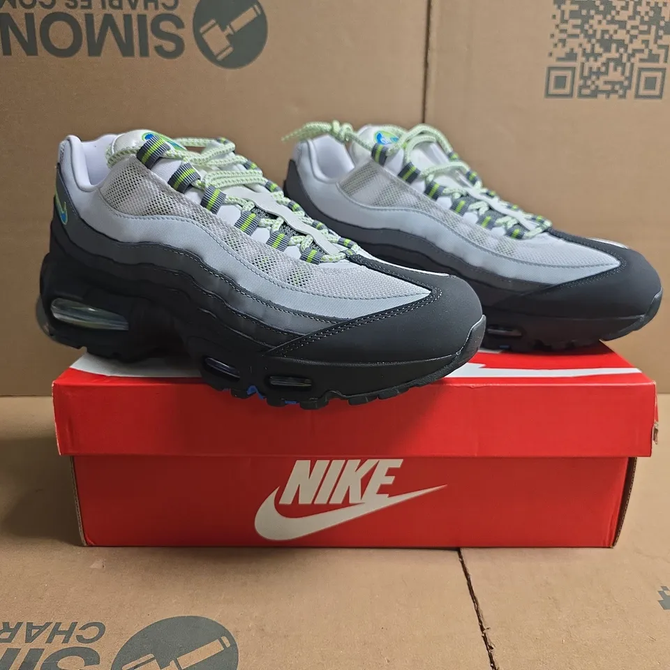 BOXED PAIR OF NIKE AIR MAX 95 BIG BUBBLE TRAINERS IN WHITE/BLUE/GREEN SIZE UK 7.5