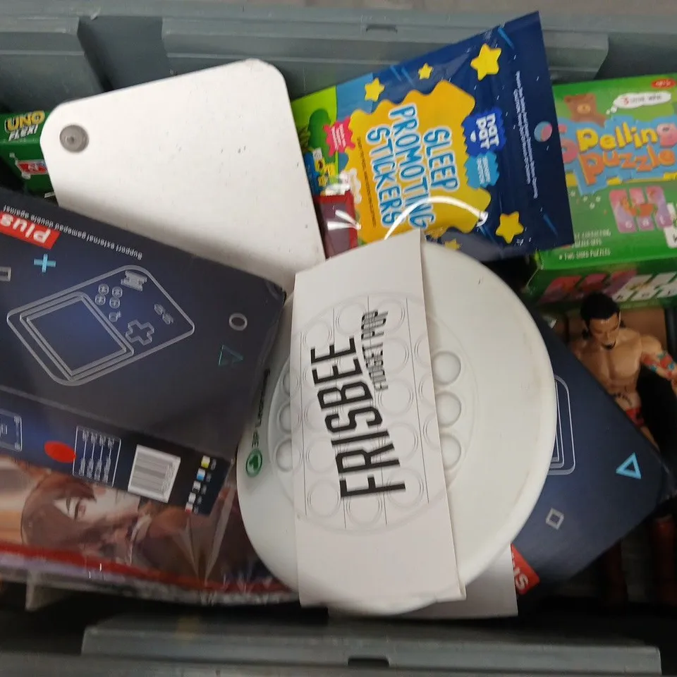 APPROXIMATELY 12 ASSORTED TOYS & GAMES TO INCLUDE GAMEPAD, UNO FLEX, WRESTLING FIGURE, ETC