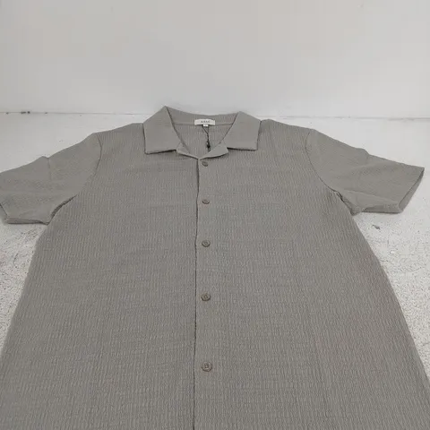 ARNE TO THE BEACH REVERE COLLAR SHIRT IN STONE – SIZE L