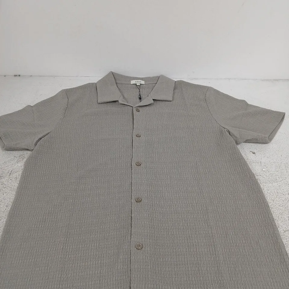 ARNE TO THE BEACH REVERE COLLAR SHIRT IN STONE – SIZE L