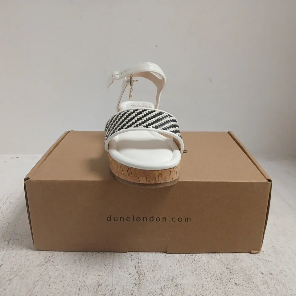 BOXED PAIR OF DUNE LONDON OPEN TOE LOW WEDGE SANDALS IN WHITE/BLACK SIZE 6