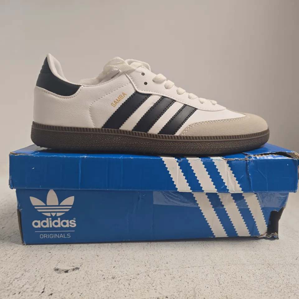 BOXED PAIR OF ADIDAS SAMBA OG TRAINERS IN WHITE/BLACK SIZE UK 9.5