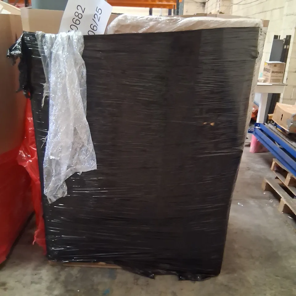 PALLET CONSISTING OF A LARGE QUANTITY OF ASSORTED HOUSEHOLD AND ELECTRICAL PRODUCTS AND ACCESSORIES TO INCLUDE;