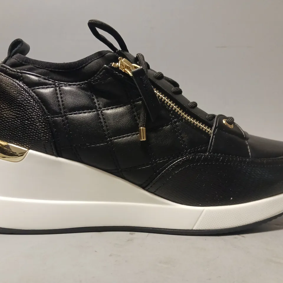 BOXED PAIR OF DESIGNER SHOES IN BLACK SIZE 8