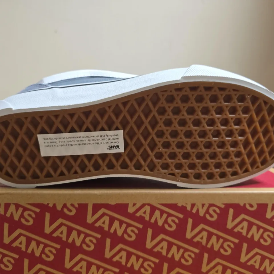 BOXED PAIR OF VANS KNU SKOOL TRAINERS - SIZE 4.5