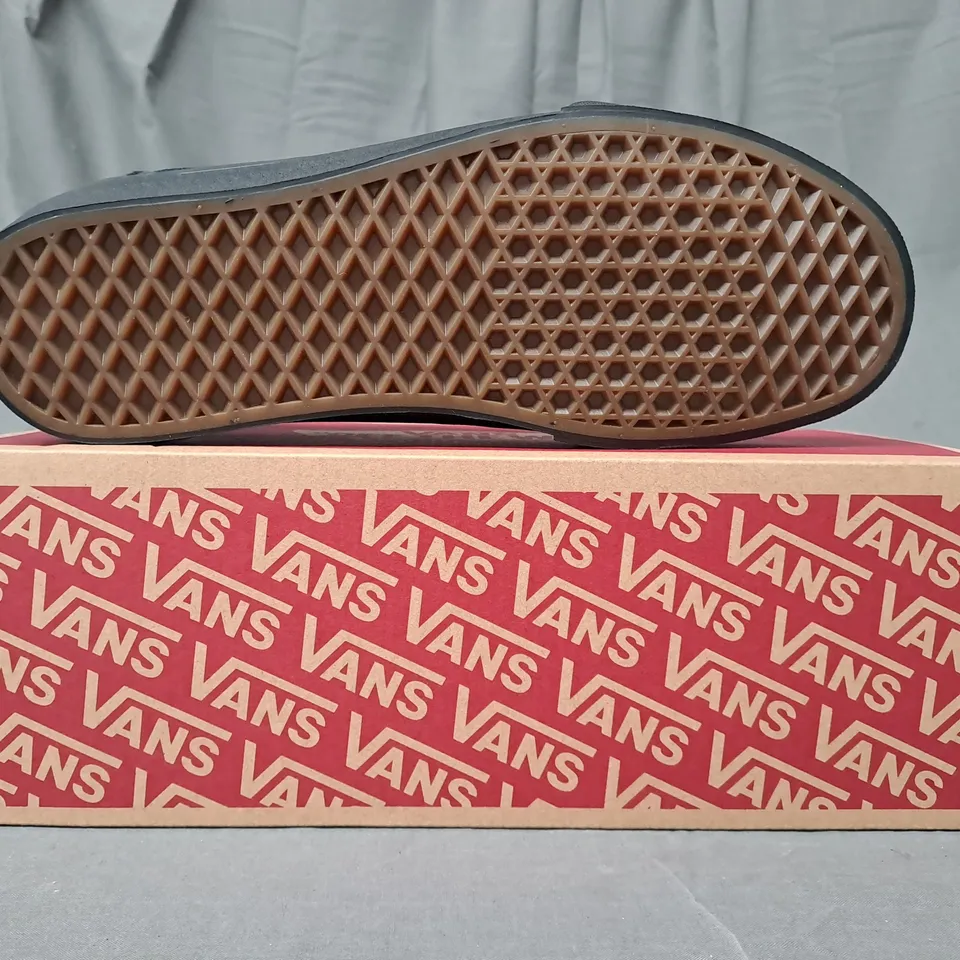 BOXED PAIR OF VANS WARD SHOES IN BLACK UK SIZE 9.5