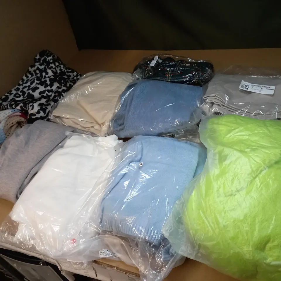 BOX OF ASSORTED CLOTHING ITEMS IN VARIOUS SIZES TO INCLUDE JEANS, T-SHIRTS AND DRESSES