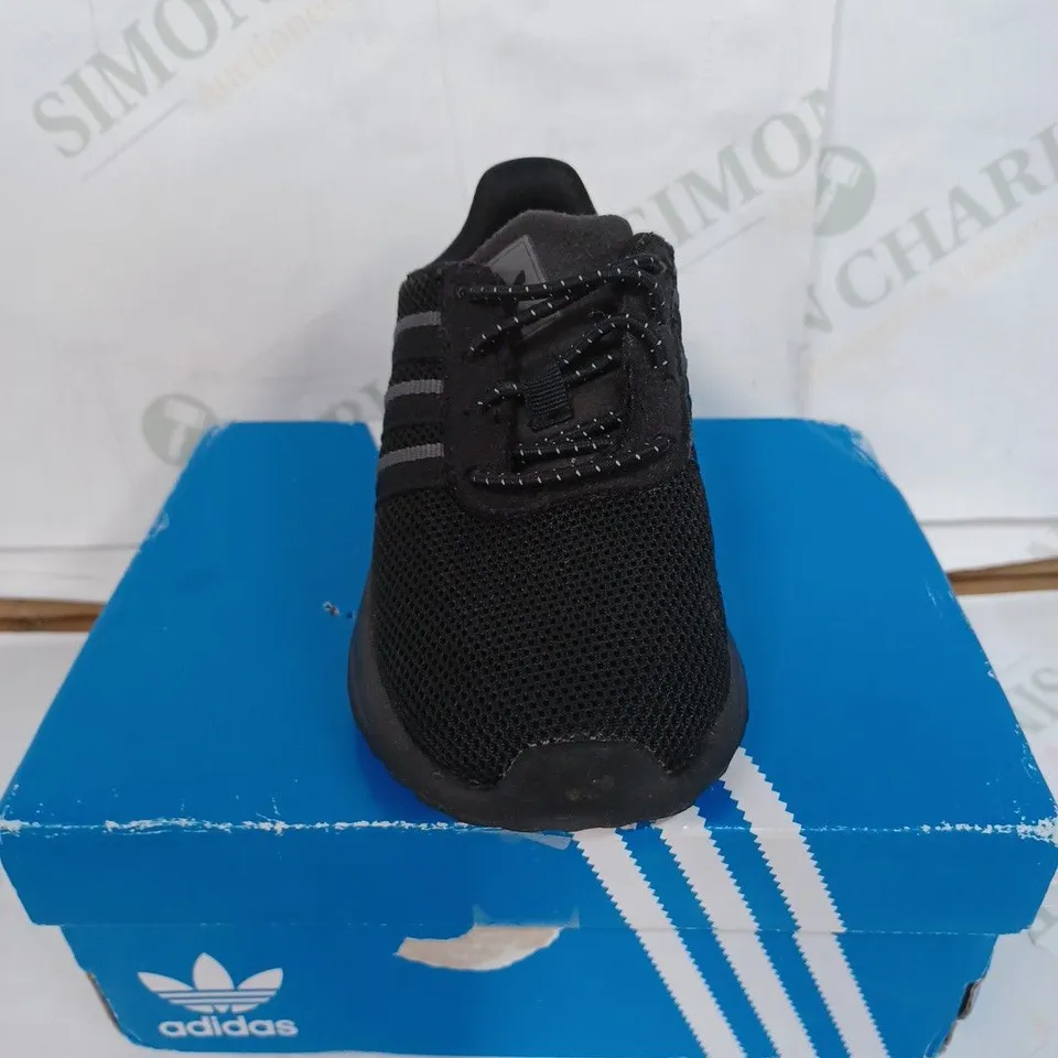 BOXED PAIR OF ADIDAS ORIGINALS FW8275 TODDLERS LITE TRAINERS - BLACK / SIZE: 6K UK 