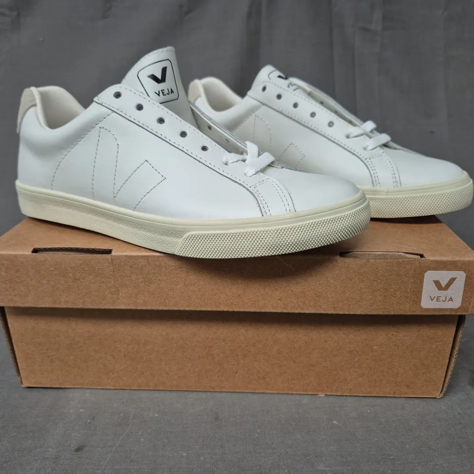 BOXED PAIR OF VEJA ESPLAR SHOES IN WHITE UK SIZE 5