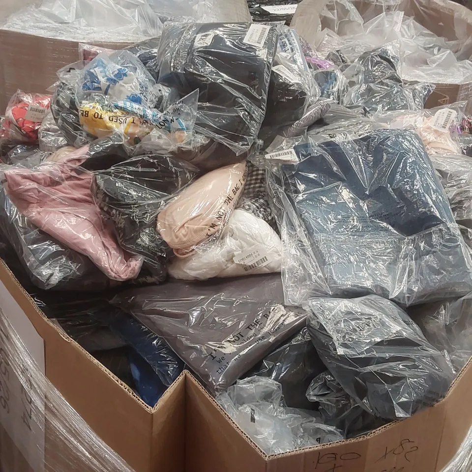PALLET CONTAINING APPROXIMATELY 550x BRAND NEW ASSORTED DESIGNER CLOTHING ITEMS