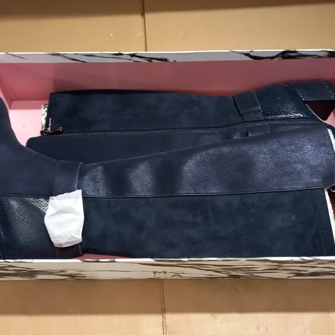 BOXED PAIR OF MODA KIRREO BOOTS IN NAVY - 39