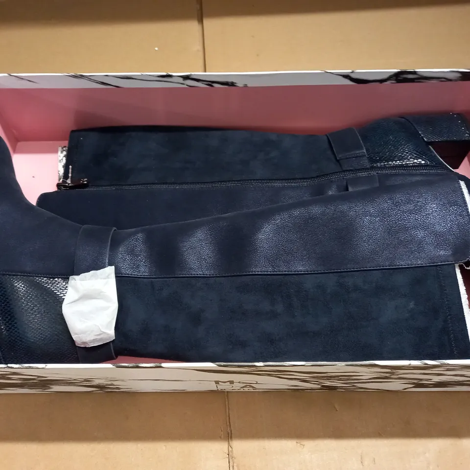 BOXED PAIR OF MODA KIRREO BOOTS IN NAVY - 39