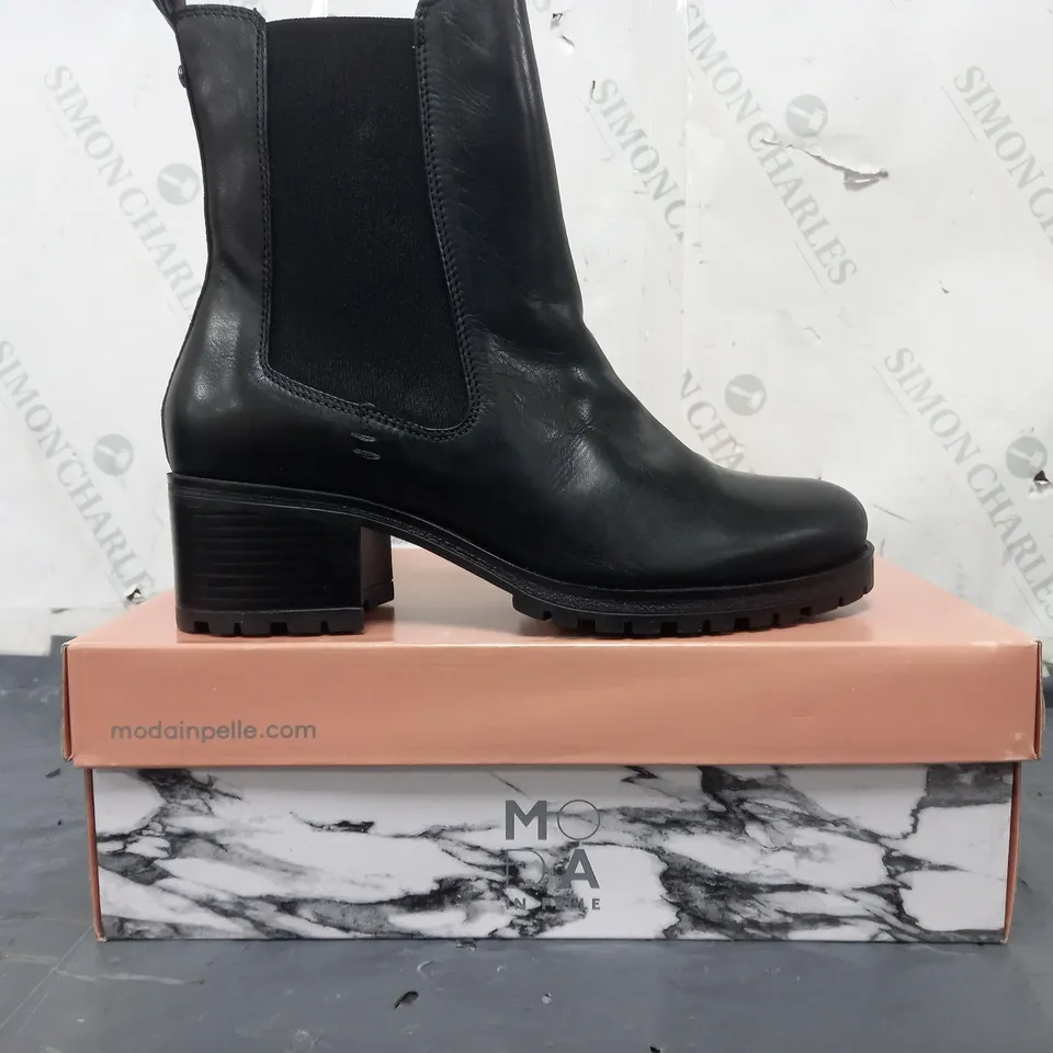 BOXED PAIR OF MODA IN PELLE CHUNKY HEEL CHELSEA BOOTS IN BLACK SIZE 6