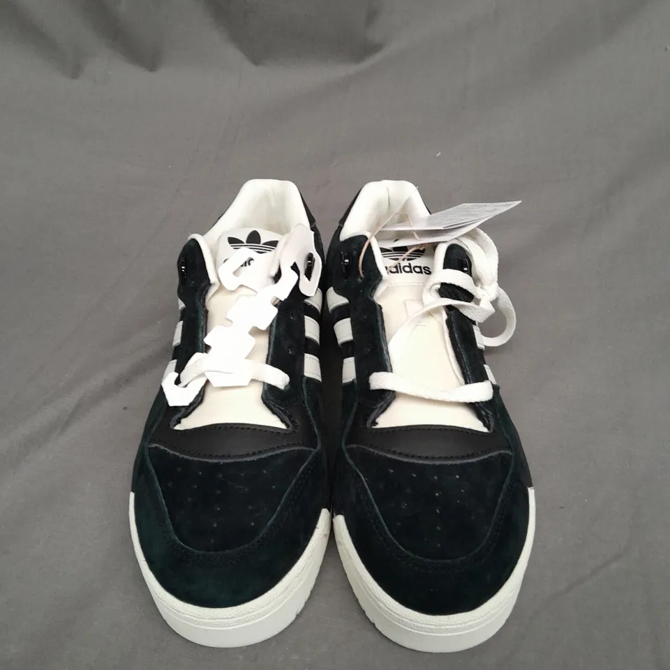 PAIR OF ADIDAS RIVALRY LOW TRAINERS SIZE 6.5