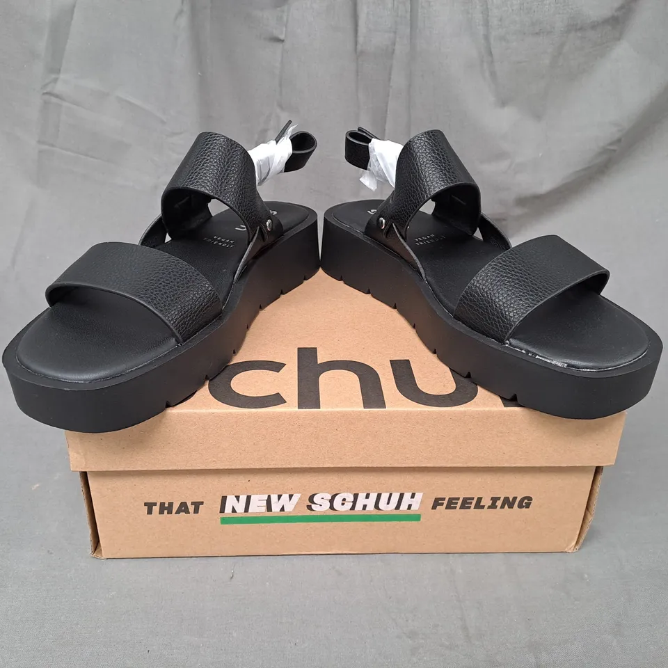 BOXED PAIR OF SCHUH PLATFORM OPEN TOE SANDALS IN BLACK SIZE 5