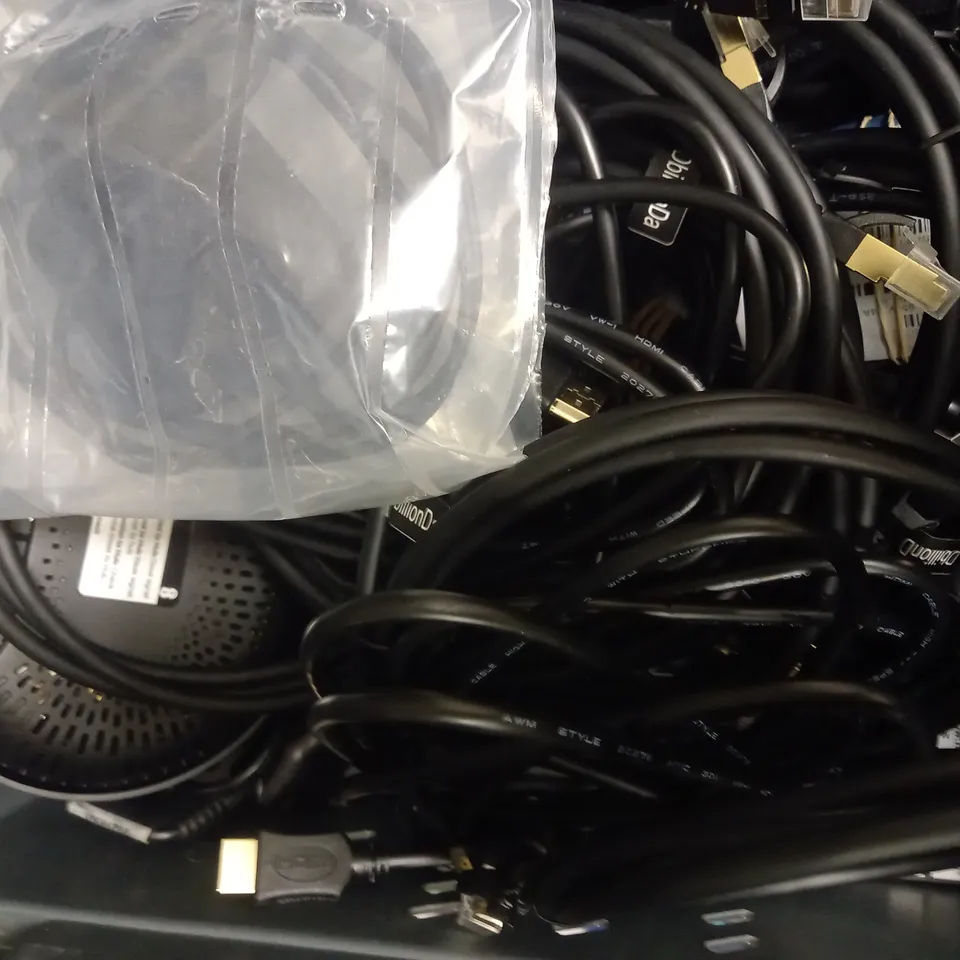 LOT OF APPROXIMATELY 10 ASSORTED ELECTRICAL ITEMS, TO INCLUDE ROUTER, CABLES, USB-C CHARGER, ETC