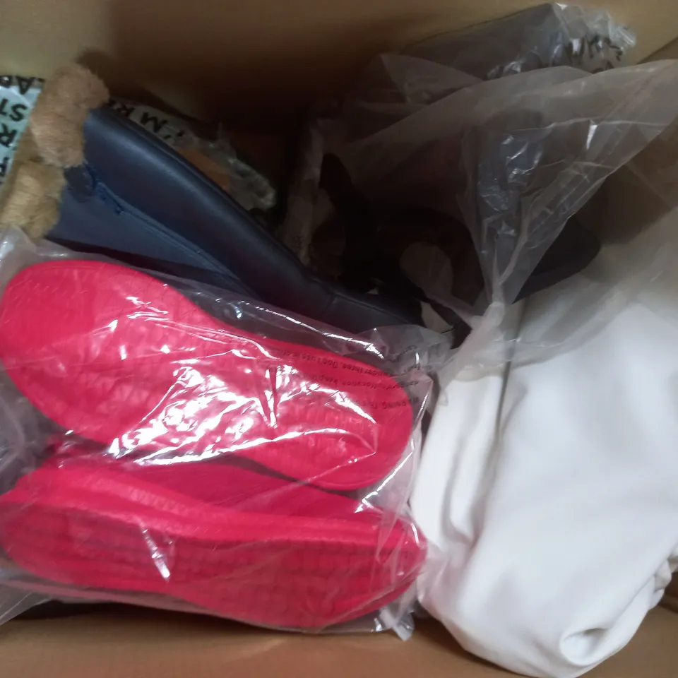 BOX OF APPROXIMATELY 10 ASSORTED PAIRS OF SHOES AND FOOTWEAR ITEMS IN VARIOUS STYLES AND SIZES TO INCLUDE HOTTER, TOPSHOP, ETC