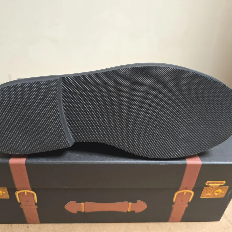 BOXED PAIR OF WALK LONDON MEN'S BLACK LEATHER DERBY SHOES UK SIZE 6