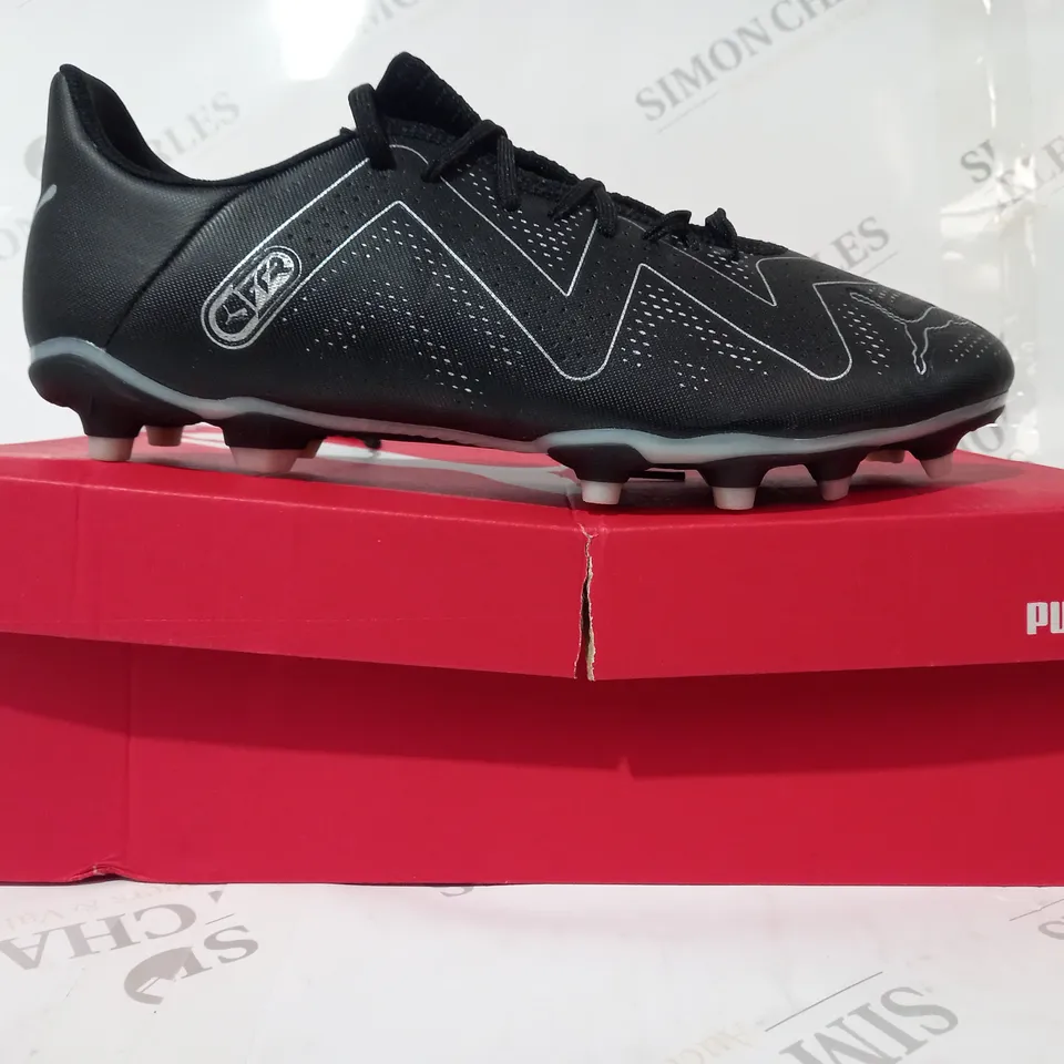 BOXED PAIR OF PUMA FUTURE PLAY FOOTBALL BOOTS IN BLACK UK SIZE 9.5