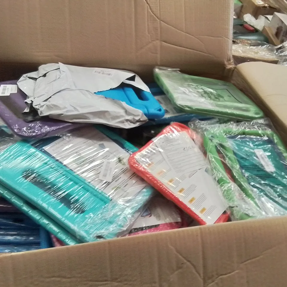 PALLET CONTAINING A LARGE QUANTITY OF PHONE CASES,SCREEN PROTECTORS 