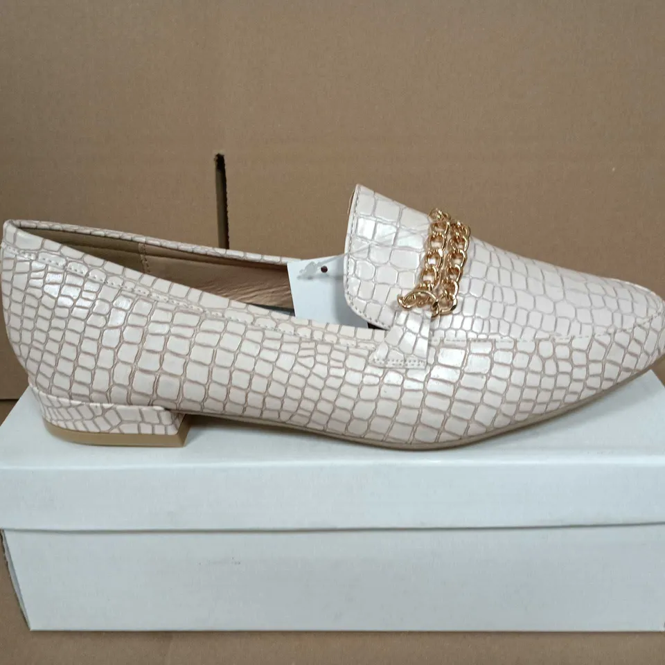 BOXED PAIR OF SPOT ON NUDE LADIES WIDE FIT CROC-EFFECT LOAFERS WITH GOLD CHAIN DETAIL, UK SIZE 7