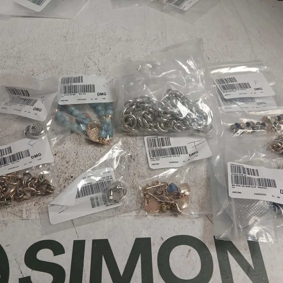 APPROXIMATELY 10 ITEMS OF ASSORTED MALIKA JEWELLERY TO INCLUDE; BOW CLIP, LINK CHAIN BRACELET, TWISTED HOOPS AND HUG EARRINGS
