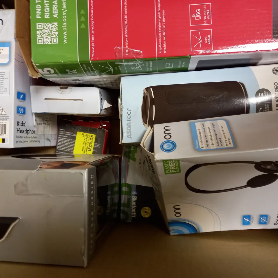 LOT OF APPROXIMATELY 12 ELECTRICAL ITEMS, TO INCLUDE MOUSE, POCKET RADIO, ETC