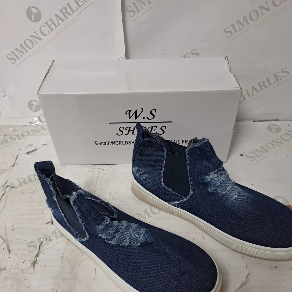 APPROXIMATELY 10 PAIRS  W.S SHOES SLIP ON BLUE DISTRESSED BOOTS IN VARIOUS SIZES 