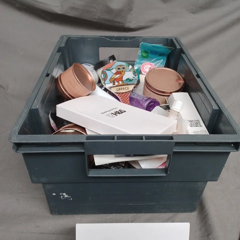TOTE OF ASSORTED COSMETIC ITEMS TOO INCLUDE , BODY CREAM  , HAIRBRUSHES, ETC 
