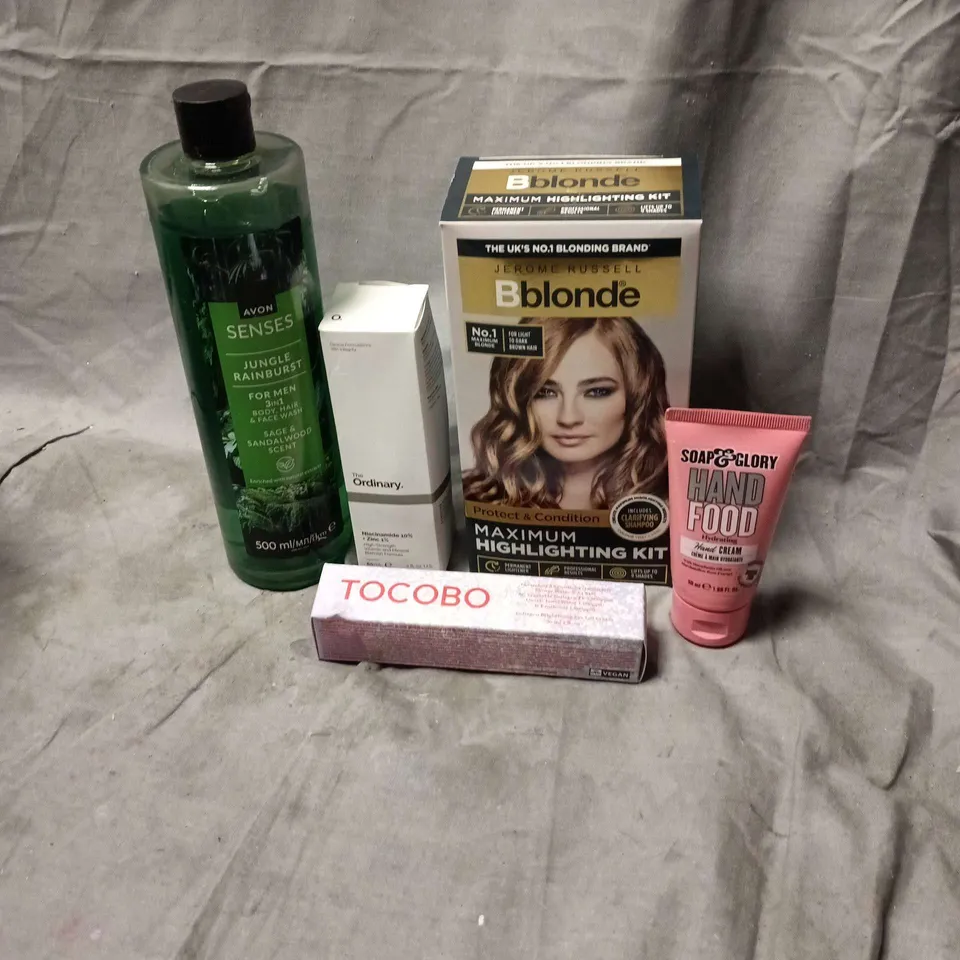 APPROXIMATELY 20 ASSORTED COSMETIC ITEMS TO INCLUDE AVON SENSES FOR MEN 500ML, THE ORDINARY, TOCOBO, SOAP AND GLORY, JEROME RUSSELL B BLONDE HIGHLIGHTING KIT ETC