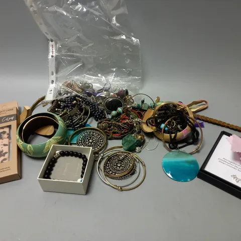LARGE QUANTITY OF ASSORTED JEWELLERY TO INCLUDE: NECKLACES, RINGS, WATCHES AND EARRINGS