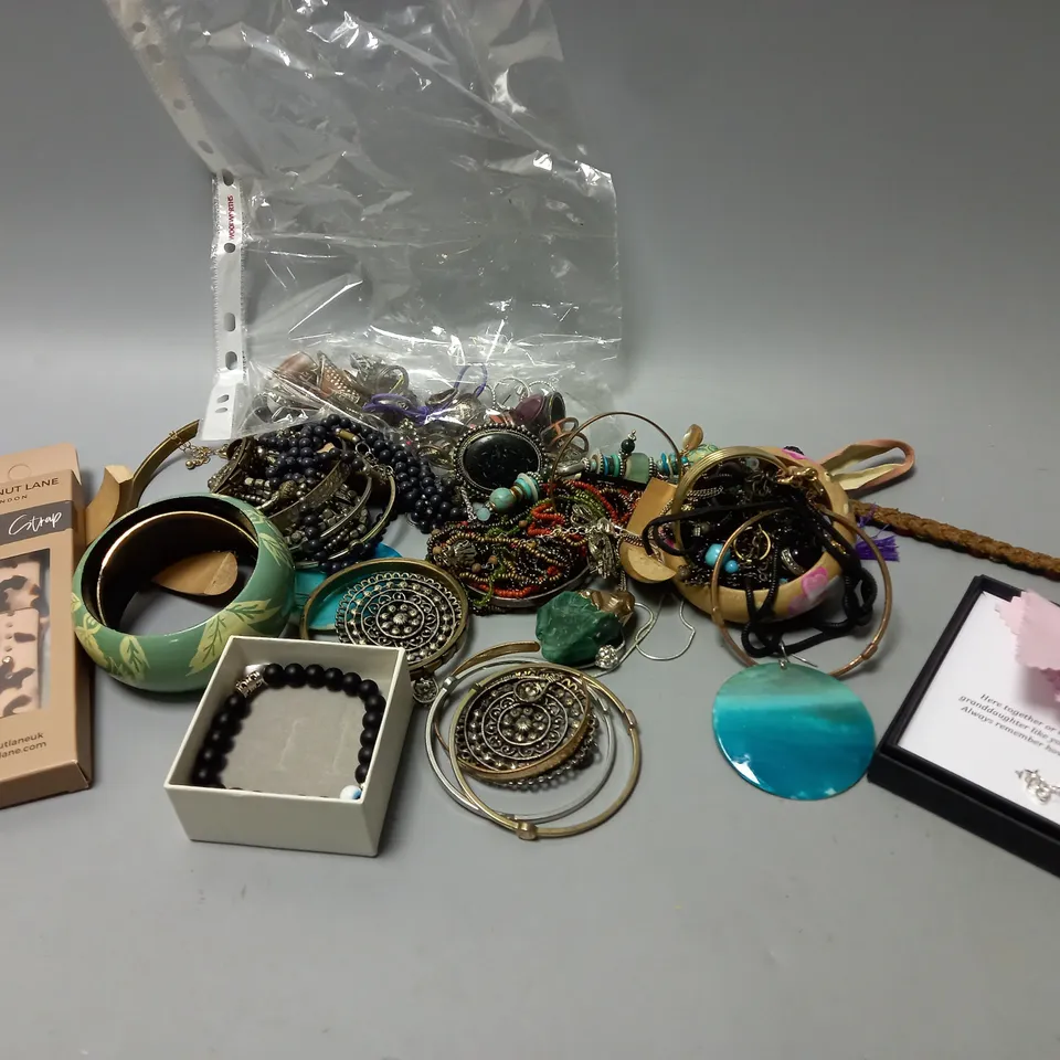 LARGE QUANTITY OF ASSORTED JEWELLERY TO INCLUDE: NECKLACES, RINGS, WATCHES AND EARRINGS
