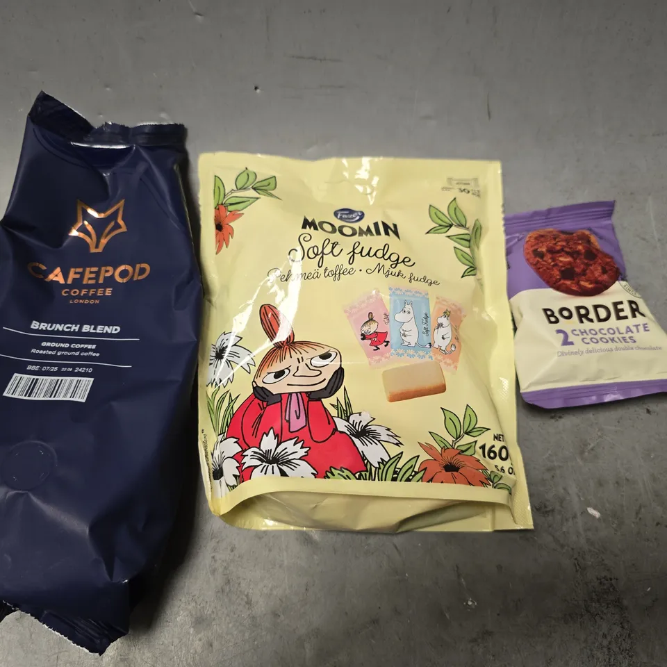 APPROXIMATELY 12 ASSORTED FOOD ITEMS TO INCLUDE - BORDER 2 CHOCOLATE COOKIES , MOOMIN SOFT FUDGE , CAFEPOD BRUNCH BLEND 