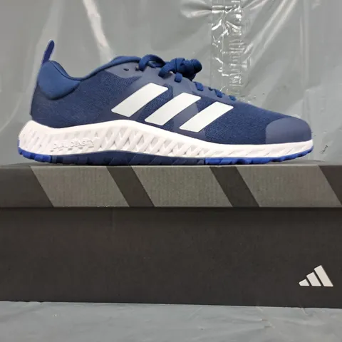 BOXED PAIR OF ADIDAS EVERYSET TRAINERS IN BLUE/WHITE SIZE UK 8.5