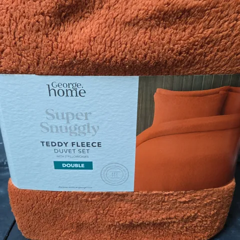 APPROXIMATELY EIGHT SUPER SNUGGLY TEDDY FLEECE DUVET SET WITH 2 PILLOWCASES DOUBLE - COLLECTION ONLY