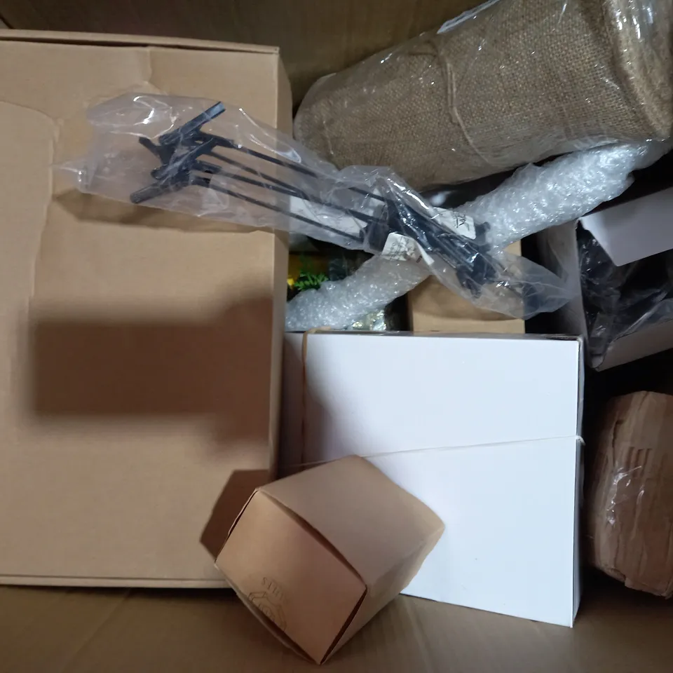 BOX OF APPROXIMATELY 20 ASSORTED HOUSEHOLD ITEMS TO INCLUDE CUTLERY ORGANISER, EXTENSION CABLE, ETC