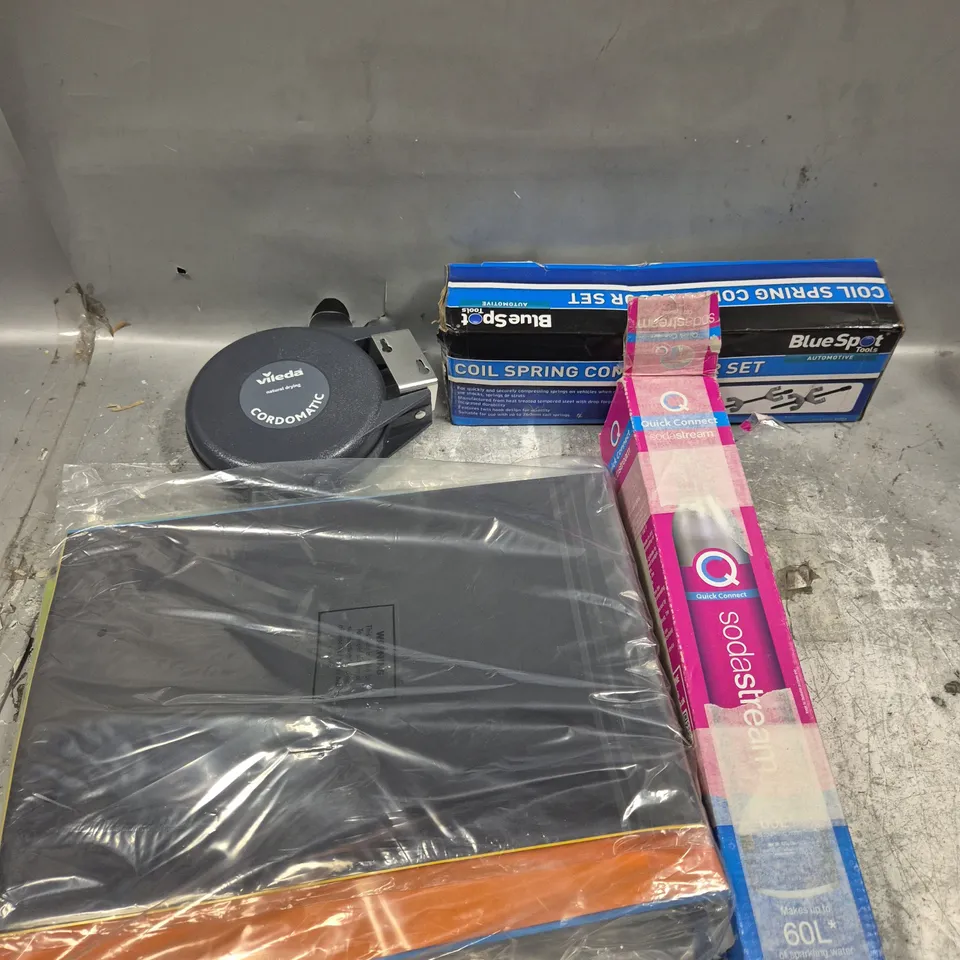 APPROXIMATELY 15 ASSORTED HOUSEHOLD PRODUCTS TO INCLUDE WASHING LINE, SODA STREAM QUICK CONNECT, STUD WALLETS ETC 