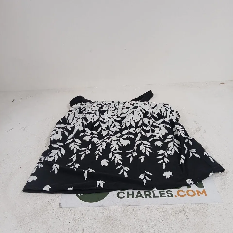 BON PRIX BLACK AND WHITE TOP/BOTTOMS SIZE 18