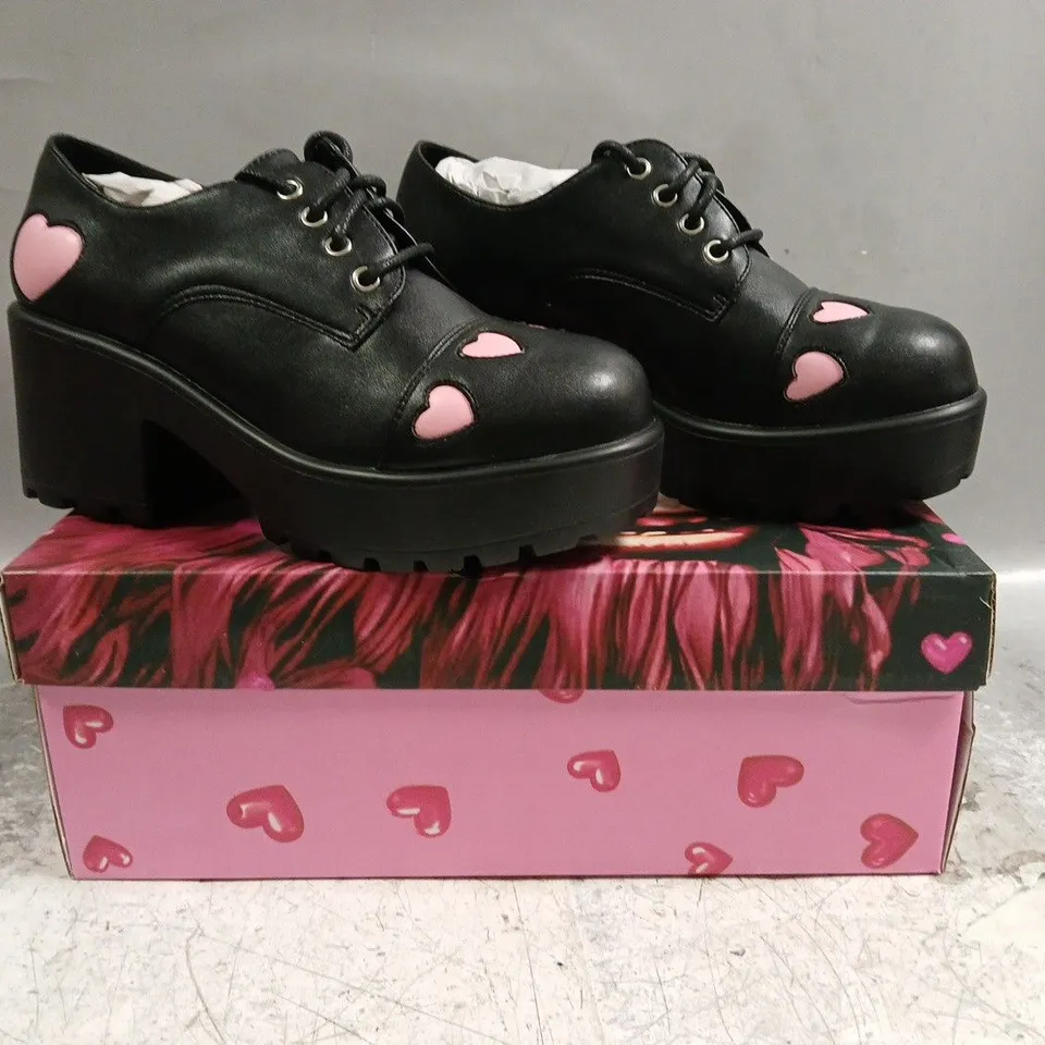 BOXED PAIR OF KOI SHOES IN BLACK W. PINK HEARTS SIZE UK 4
